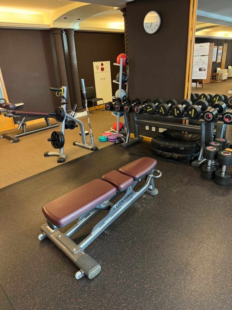 Weight bench and dumbbells in Hotel Allamanda gym