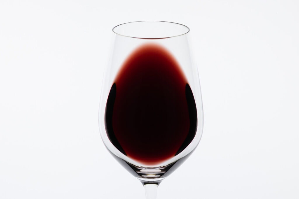1847 First Pick Shiraz 2020 showing a deep ruby core fading to a lighter ruby rim in the glass