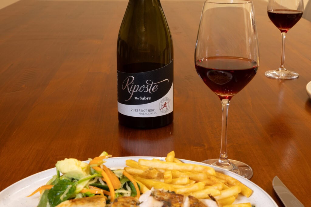 Riposte The Sabre Pinot Noir 2023 paired with roast chicken, fries and green apple salad
